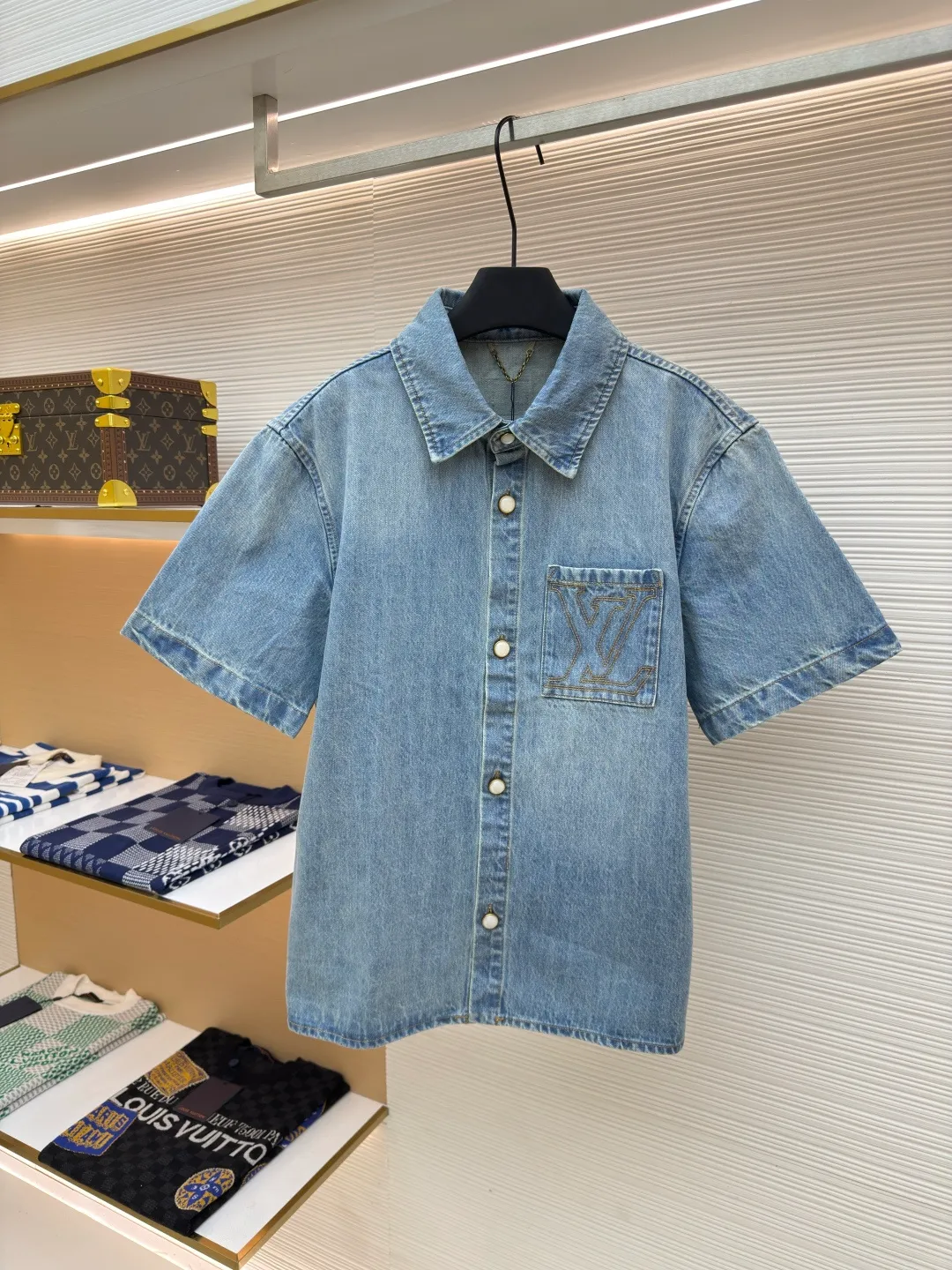 LOUIS VUITTON logo denim short-sleeved jacket ●Authentic product: Purchased and developed for 10800 ●Item number: 1680175-B10 ●Fabric: Denim denim ●Technology: Heavy enzyme wash ●Version: Fitted version ●Size: S-ML-XL ●Weight: about 675g ●Description: The overall wiring is straight and delicate, the fabric is comfortable and soft, the color is consistent and there is no color difference Can be matched with the same style to create a fashionable look, suitable for various occasions, customized accessories, complete with three standards, same style for men and women